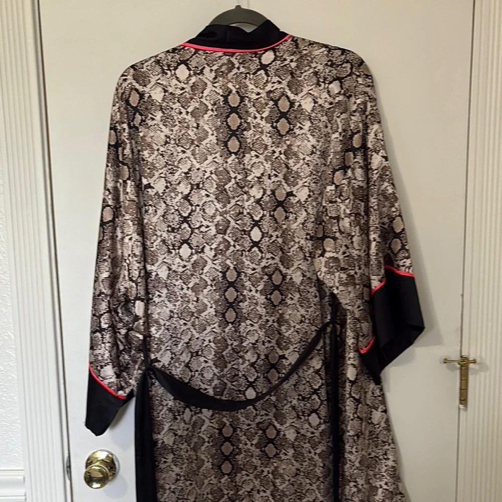 Victoria's Secret Snakeskin and Black Robe with Pink Trim (Reversible). - Picture 4 of 5